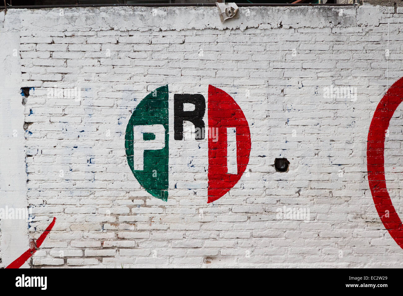 Arte Urbana raffigurante un logo PRI, un messicano di partito politico, in stile coloniale spagnolo Santiago de Queretaro, Messico Foto Stock