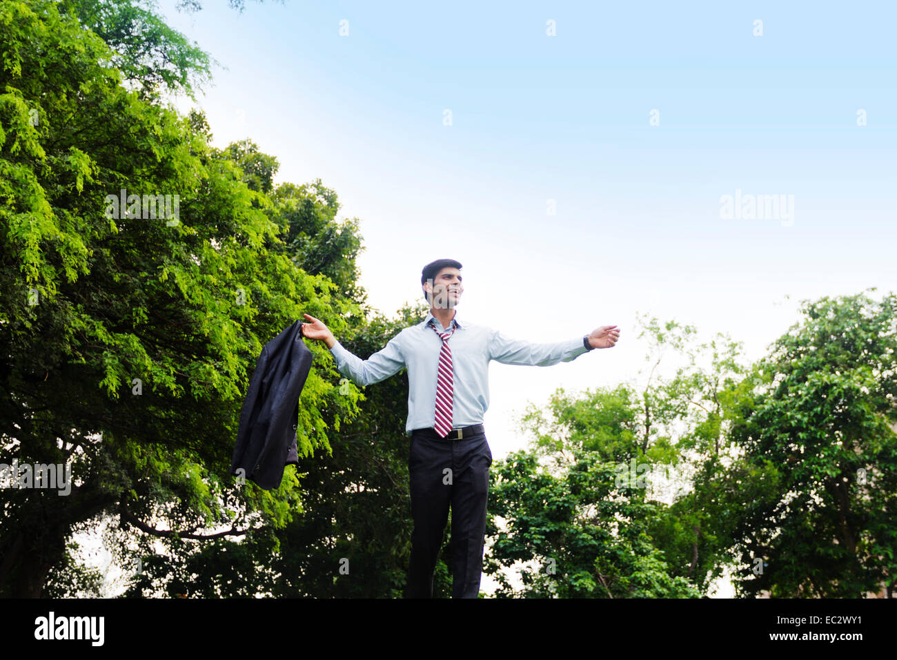 Indian business man park godetevi Foto Stock