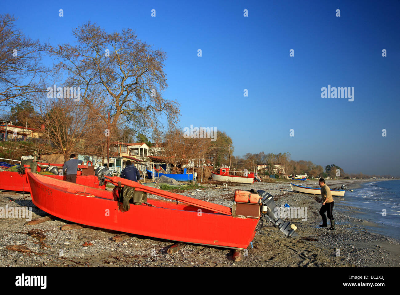 I pescatori a Gritsa beach, vicino a Litochoro, Comune di Olympus - Dion, Pieria, Macedonia, Grecia Foto Stock