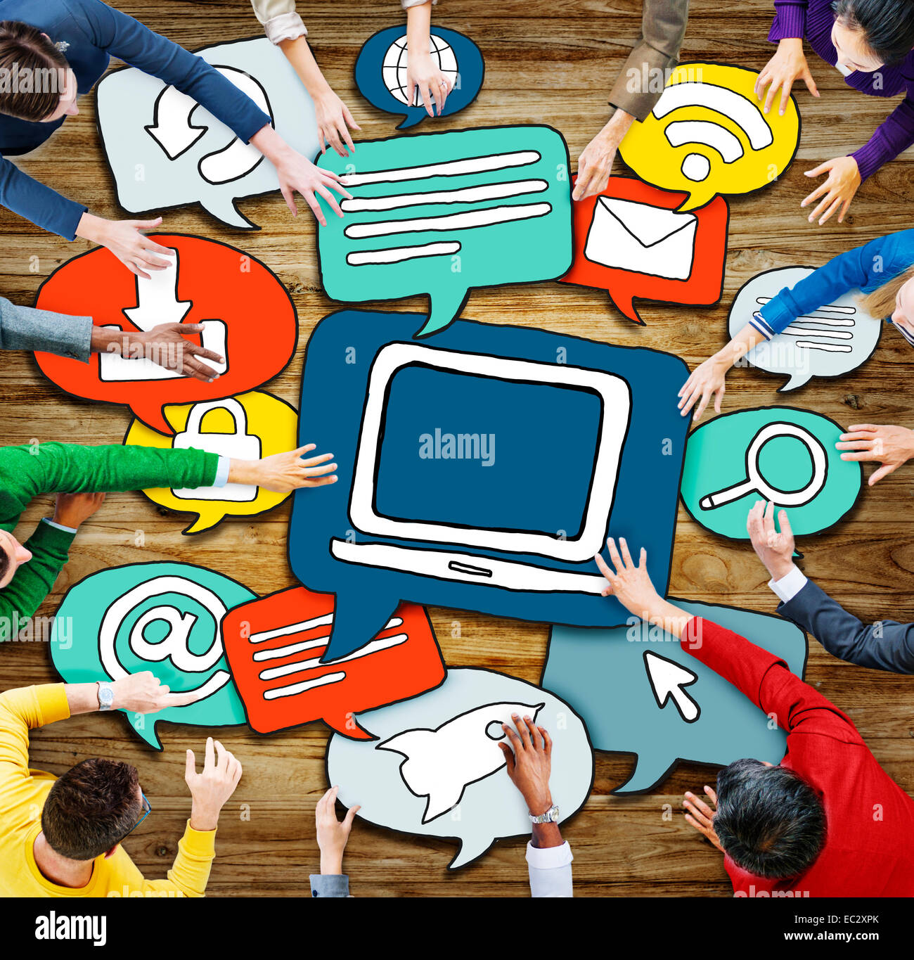 Gruppo multietnico di persone con la tecnologia Symbol Foto Stock