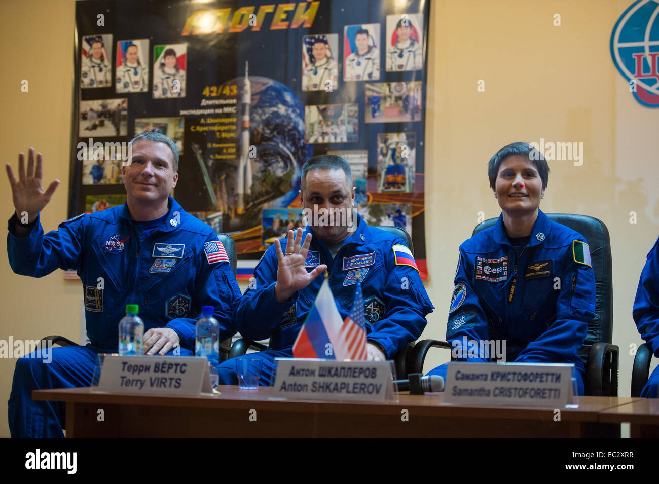Expedition 42 Tecnico di volo Terry Virts della NASA, sinistra, Soyuz Commander Anton Shkaplerov di l'agenzia Spaziale Federale Russa Roscosmos (), centro e tecnico di volo Samantha Cristoforetti dell'Agenzia spaziale europea (ESA), destra, wave come essi vengono introdotti nel corso di una conferenza stampa, Sabato, nov. 22, 2014, presso il cosmonauta Hotel di Baikonur in Kazakhstan. La missione alla stazione spaziale internazionale è impostato per avviare nov. 24 dal cosmodromo Foto Stock