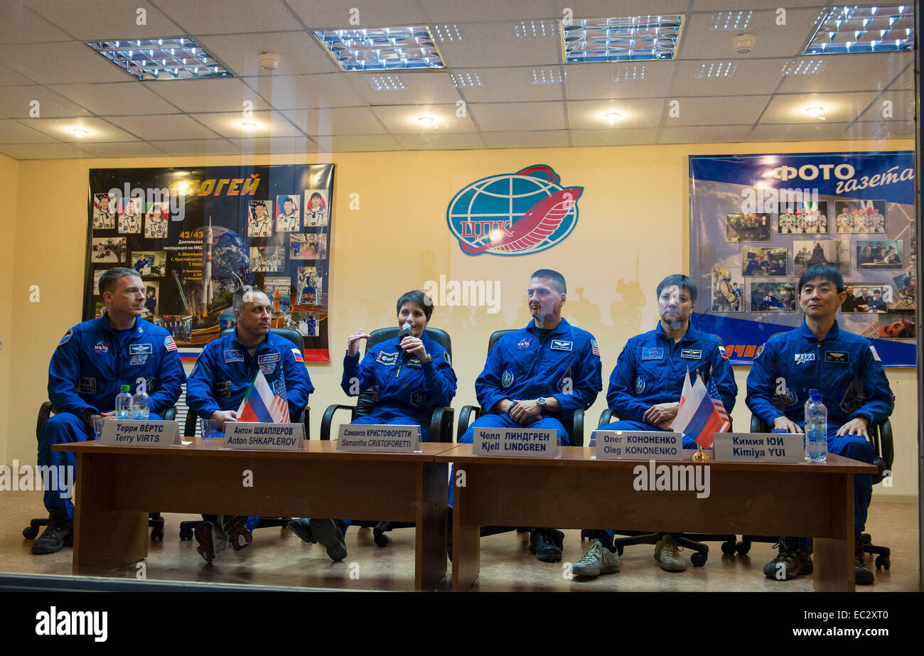 Expedition 42 il primo equipaggio, Tecnico di volo Terry Virts della NASA, di estrema sinistra, Soyuz Commander Anton Shkaplerov di l'agenzia Spaziale Federale Russa Roscosmos (), seconda a sinistra e tecnico di volo Samantha Cristoforetti dell'Agenzia spaziale europea (ESA), al centro, sono visti con spedizione 42 indietro fino ai membri dell'equipaggio, Tecnico di volo Kjell Lindgren della NASA, la terza a destra, Soyuz Commander Oleg Kononenko di l'agenzia Spaziale Federale Russa Roscosmos (), seconda a destra e Flight Engineeer Kimiya Yui della Japan Aerospace Exploration Agency (JAXA), estrema destra, durante una conferenza stampa tenutasi presso il cosmonauta Foto Stock