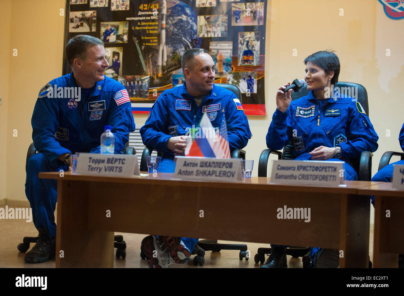 Expedition 42 il primo equipaggio, Tecnico di volo Terry Virts della NASA, sinistra, Soyuz Commander Anton Shkaplerov di l'agenzia Spaziale Federale Russa Roscosmos (), centro e tecnico di volo Samantha Cristoforetti dell'Agenzia spaziale europea (ESA), a destra sono visibili nel corso di una conferenza stampa tenutasi presso il cosmonauta Hotel di Baikonur, Kazakistan Sabato, nov. 22, 2014. La missione è impostato per avviare nov. 24 dal cosmodromo Foto Stock