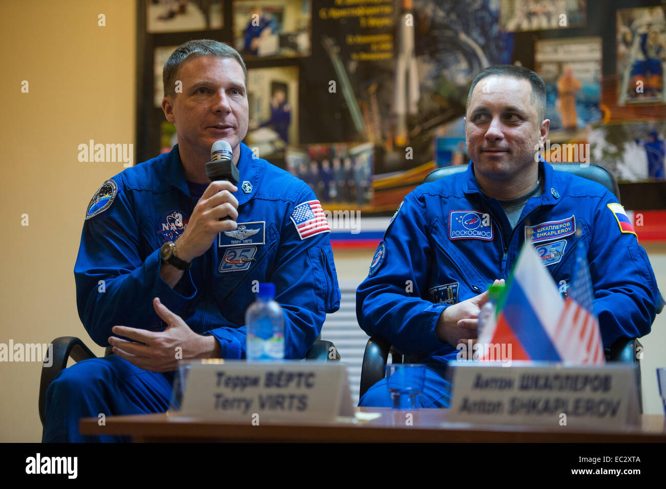 Expedition 42 Tecnico di volo Terry Virts della NASA, sinistra, risponde a una domanda durante una conferenza stampa su Sabato, nov. 22, 2014, presso il cosmonauta Hotel di Baikonur in Kazakhstan. Egli è visto con i compagni di equipaggio Soyuz Commander Anton Shkaplerov di l'agenzia Spaziale Federale Russa Roscosmos (), a destra. Lancio del razzo Soyuz è prevista per il mese di novembre 24 e porterà Virts, Shkaplerov e tecnico di volo Samantha Cristoforetti dell'Agenzia spaziale europea (ESA) in orbita per iniziare il loro cinque e mezzo mese missione sullo spazio internazionale Foto Stock
