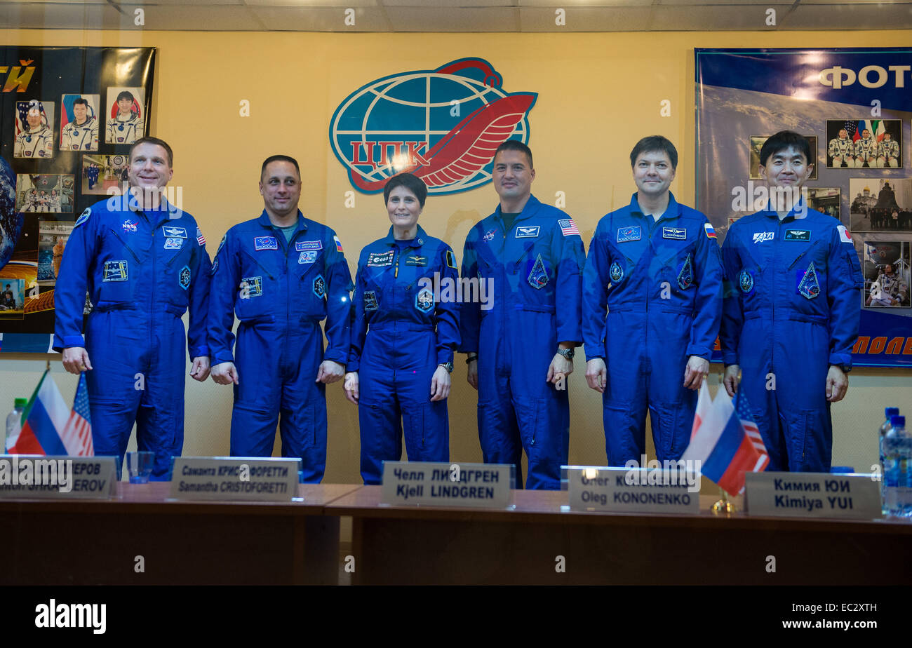Expedition 42 il primo equipaggio, Tecnico di volo Terry Virts della NASA, di estrema sinistra, Soyuz Commander Anton Shkaplerov di l'agenzia Spaziale Federale Russa Roscosmos (), seconda a sinistra e tecnico di volo Samantha Cristoforetti dell'Agenzia spaziale europea (ESA), centro posano per una foto con spedizione 42 indietro fino ai membri dell'equipaggio, Tecnico di volo Kjell Lindgren della NASA, la terza a destra, Soyuz Commander Oleg Kononenko di Roscosmos, seconda a destra e Flight Engineeer Kimiya Yui della Japan Aerospace Exploration Agency (JAXA), estrema destra, a conclusione della conferenza stampa tenutasi presso il cosmonauta Hotel in B Foto Stock