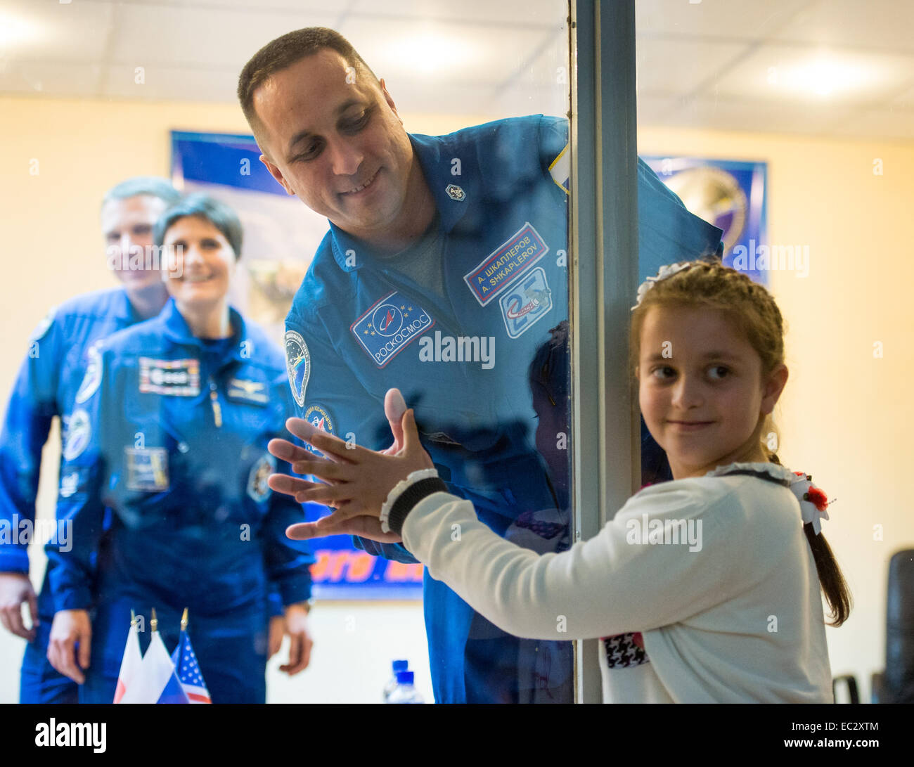 Expedition 42 comandante Soyuz Anton Shkaplerov di l'agenzia Spaziale Federale Russa Roscosmos () Visite con la famiglia attraverso il vetro, a conclusione della conferenza stampa, Sabato, nov. 22, 2014, presso il cosmonauta Hotel di Baikonur in Kazakhstan. Lancio del razzo Soyuz è prevista per il mese di novembre 24 e porterà Shkaplerov, Tecnico di volo Terry Virts della NASA , e tecnico di volo Samantha Cristoforetti dell'Agenzia spaziale europea (ESA) in orbita per iniziare il loro cinque e mezzo mese missione sullo spazio internazionale Foto Stock