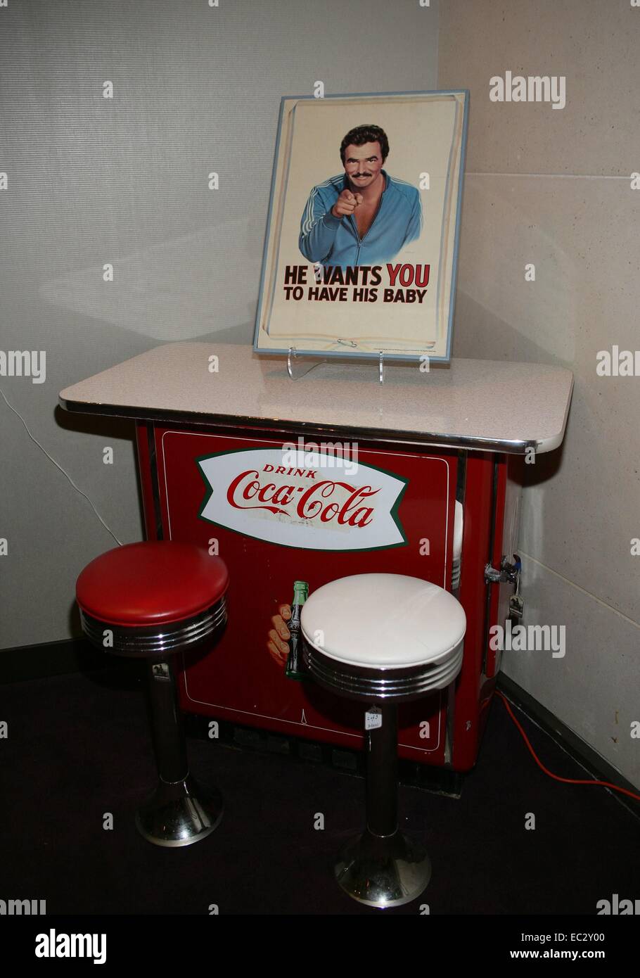 Las Vegas, Nevada, USA. L'8 dicembre, 2014. Burt Reynolds 'Egli vuole avere  il suo bambino' litografia e Vintage raffreddatore Coca-Cola tavolini e  sgabelli di presenze per anteprima della proprietà da la vita