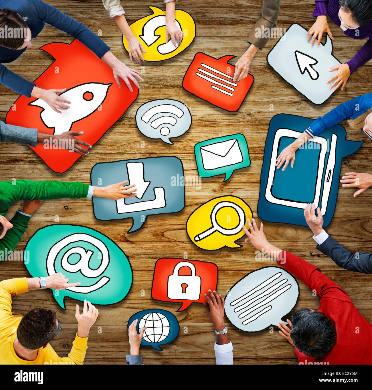 Gruppo multietnico di persone con la tecnologia Symbol Foto Stock