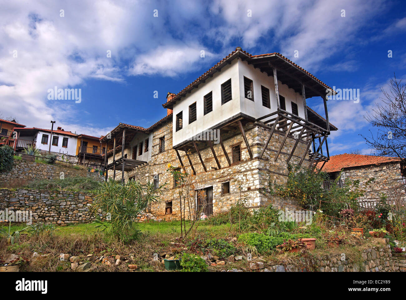 Vicolo pittoresco e case tradizionali a Palaios ("old") Panteleimonas village, Pieria, Macedonia, Grecia. Foto Stock