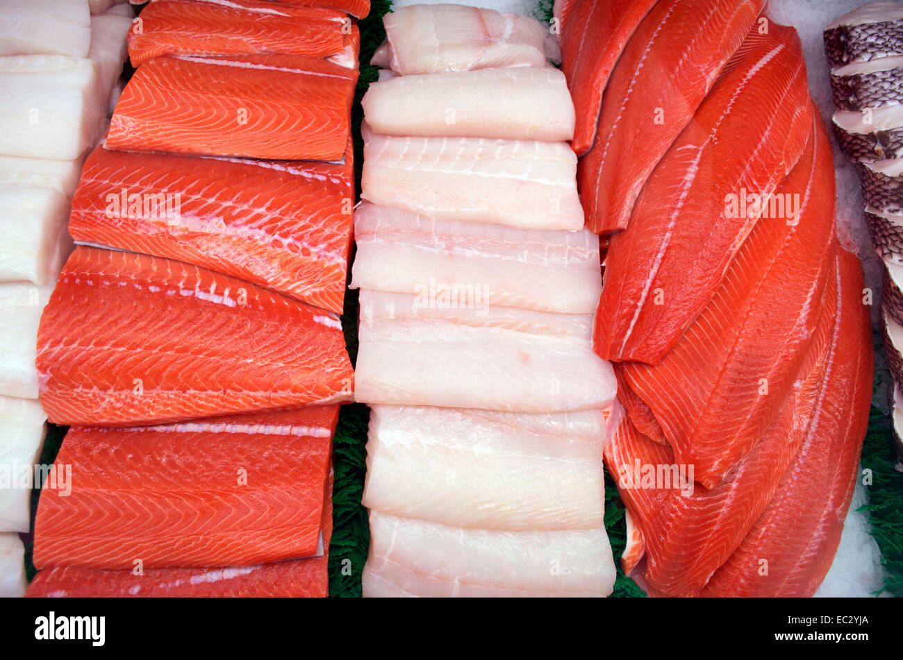 Salmone al mercato Foto Stock