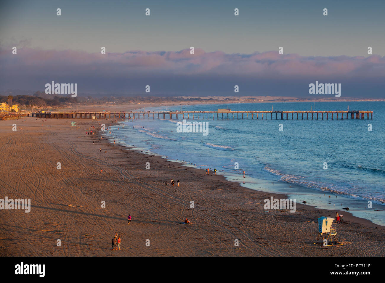 Pier a Pismo Beach durante il tramonto, Central Coast, California, Stati Uniti d'America Foto Stock