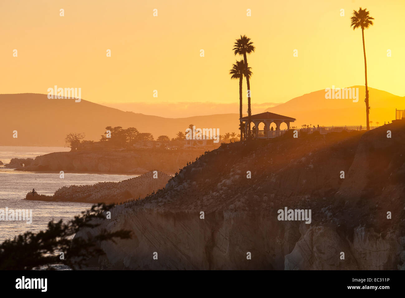 Gazebo su ocean bluff al tramonto, Margo Dodd Park, Pismo Beach, California, Stati Uniti d'America Foto Stock