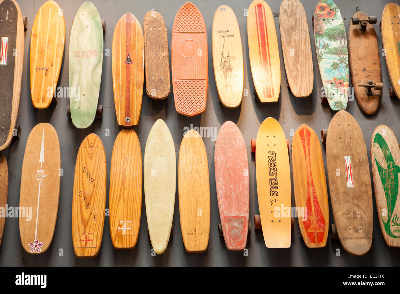 Legno vintage skateboard sul display, Pismo Beach, Central Coast, California, Stati Uniti d'America Foto Stock