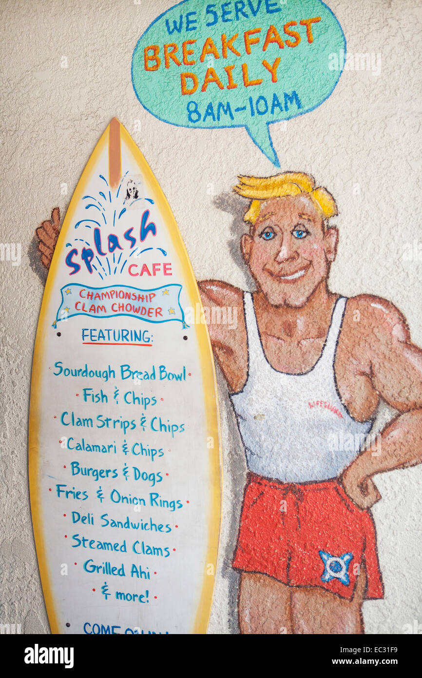 Menu dipinto sul muro che assomiglia a un surfer e il suo bordo, Spash Cafe, Pismo Beach, Central Coast, California Foto Stock