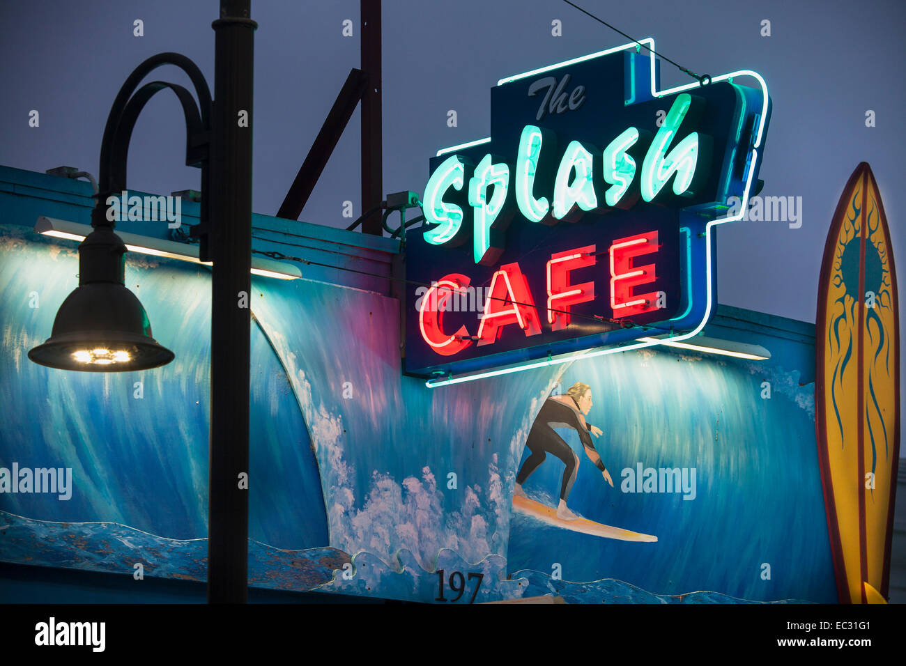 Insegna al neon, Splash Cafè Pismo Beach, Central Coast, California, Stati Uniti d'America Foto Stock