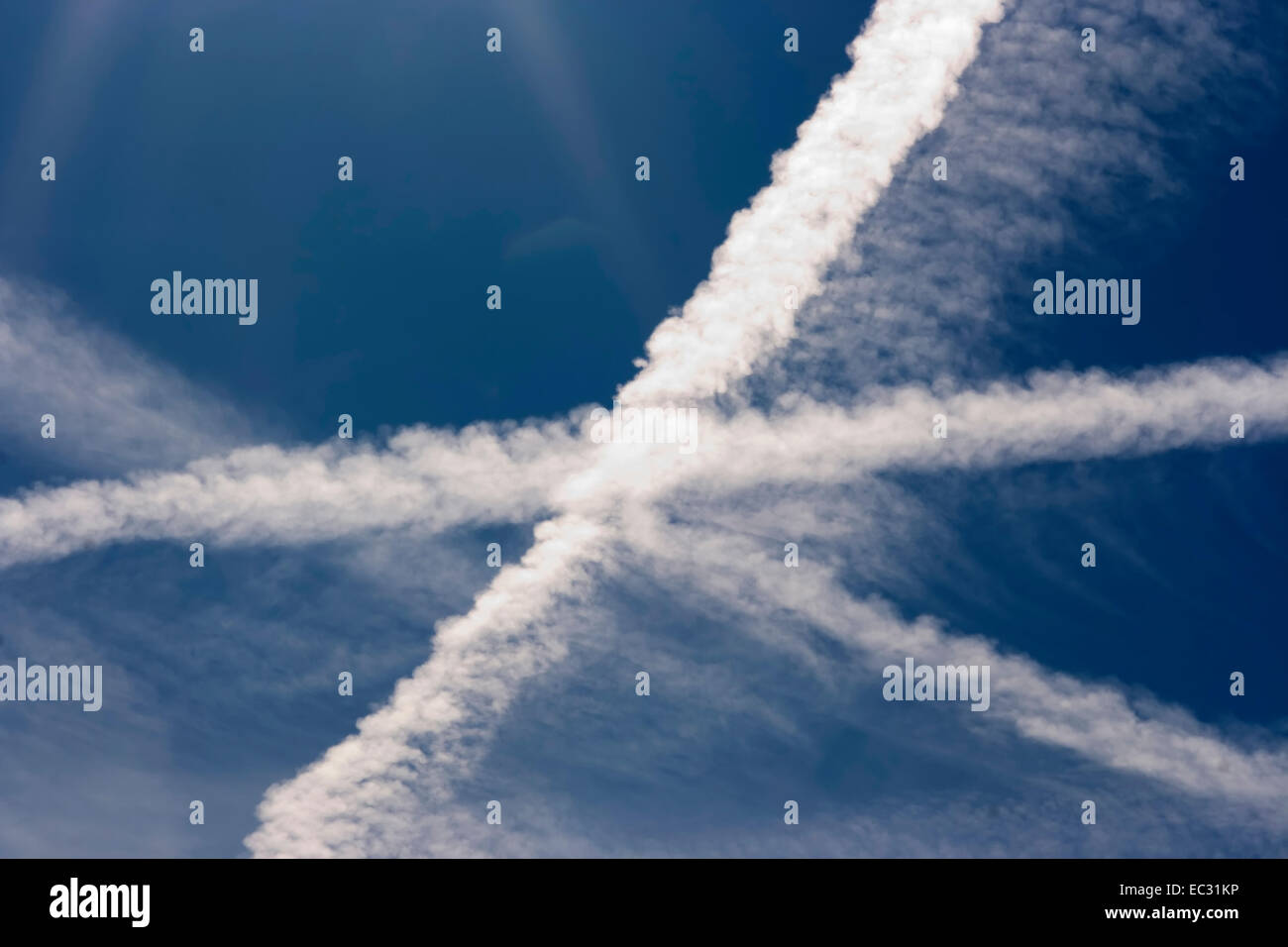 Cross - le scie di condensazione Foto Stock