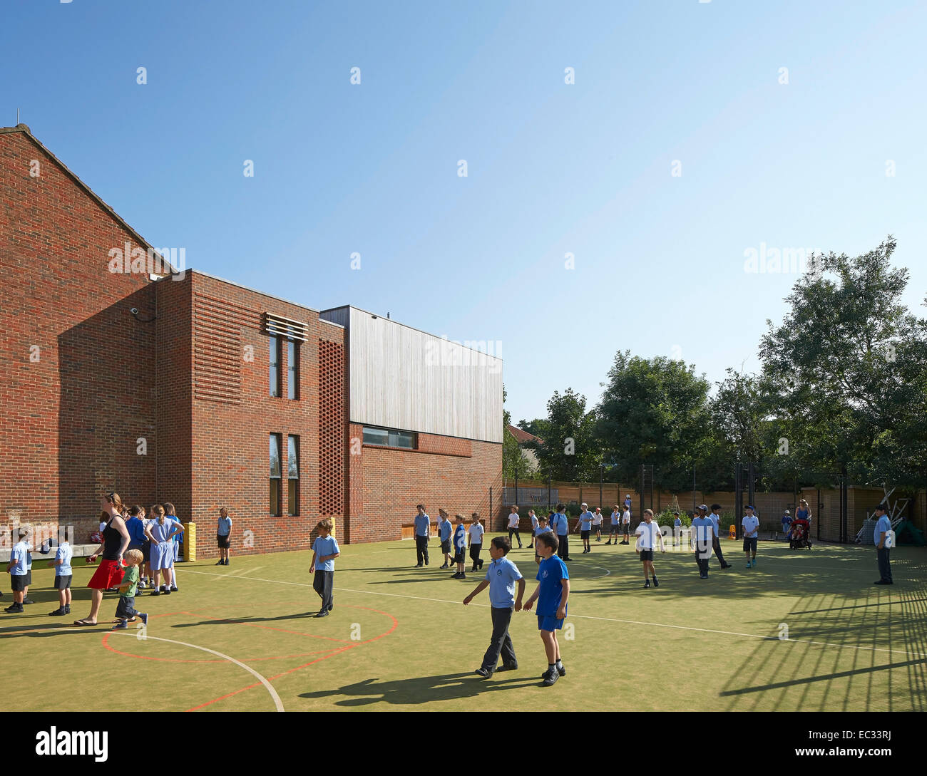 Hollymount School di Londra, Regno Unito. Architetto: Haverstock Associates LLP, 2013. Vista su campo sportivo con i bambini a Foto Stock