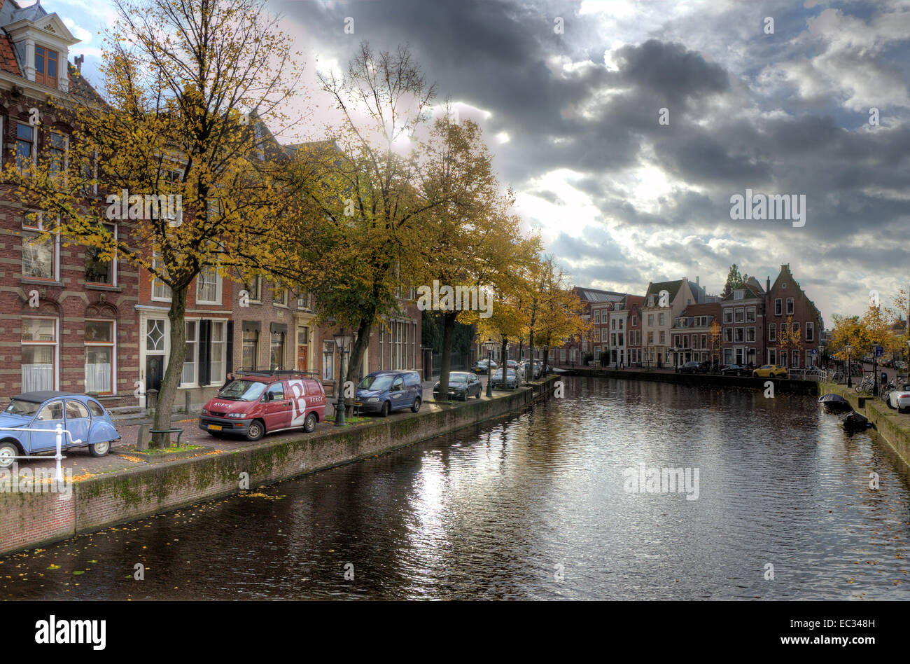 LEIDEN, Paesi Bassi - 23 ottobre: le vie navigabili e la tipica architettura olandese il 23 ottobre 2013 in Leiden, Paesi Bassi. Leiden è Foto Stock