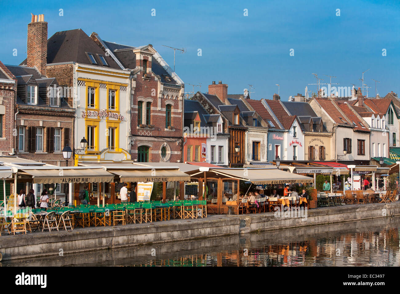 Francia, Somme Picardia, Amiens, ristoranti di rivestimento del Fiume Somme Foto Stock