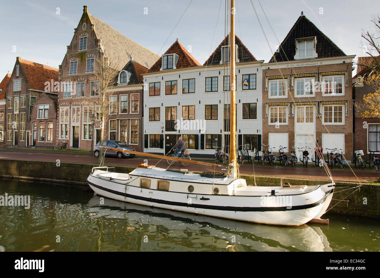 HOORN, Paesi Bassi - 22 ottobre: nave a vela al di ancoraggio in un canale navigabile su ottobre 22, 2013 in Hoorn, Paesi Bassi Foto Stock
