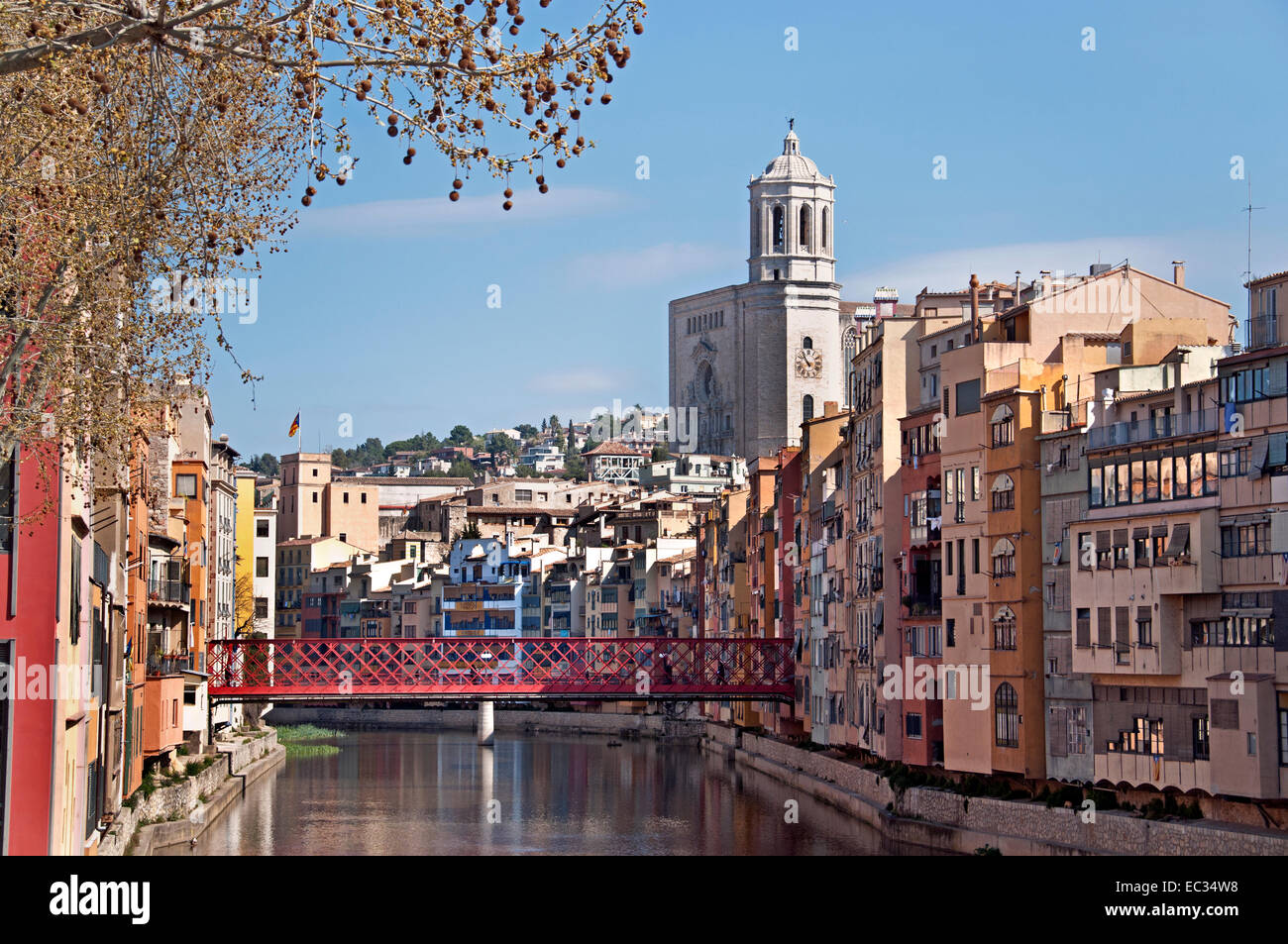 Girona case sospese sopra il fiume Onyar ( Il Duomo ed il campanile di Sant Feliu chiesa ) Girona Catalogna Spagna - Spagnolo Foto Stock