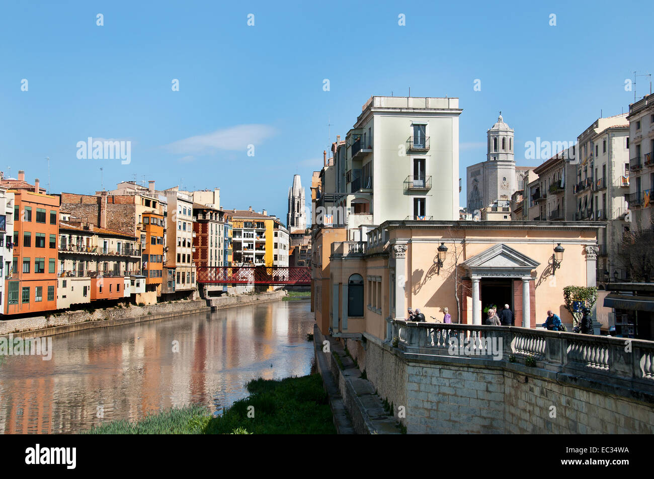 Girona case sospese sopra il fiume Onyar ( Il Duomo ed il campanile di Sant Feliu chiesa ) Girona Catalogna Spagna - Spagnolo Foto Stock