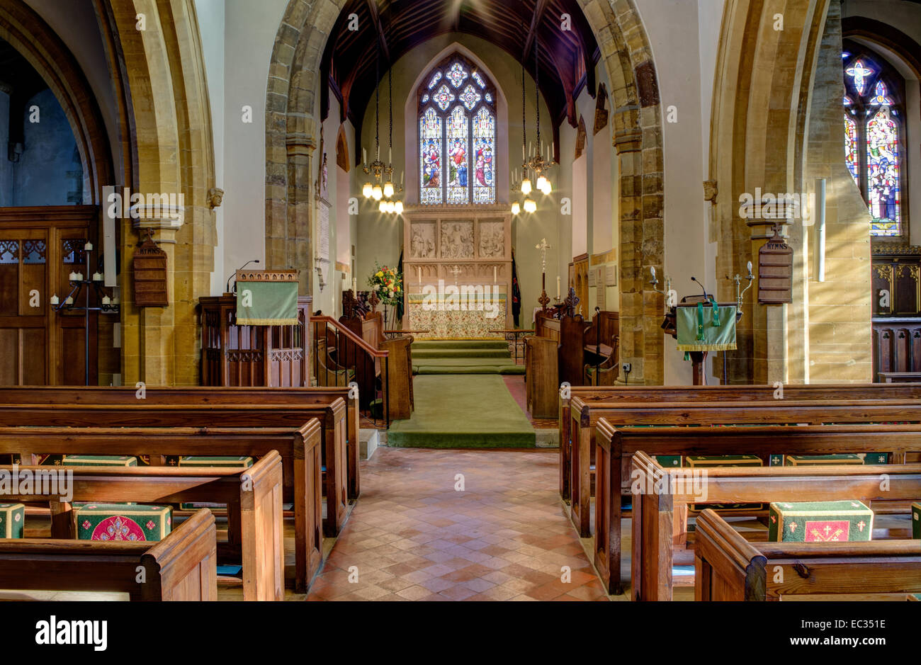 Interno della chiesa parrocchiale di Santa Maria nel villaggio di Little Houghton, Northamptonshire, Regno Unito Foto Stock