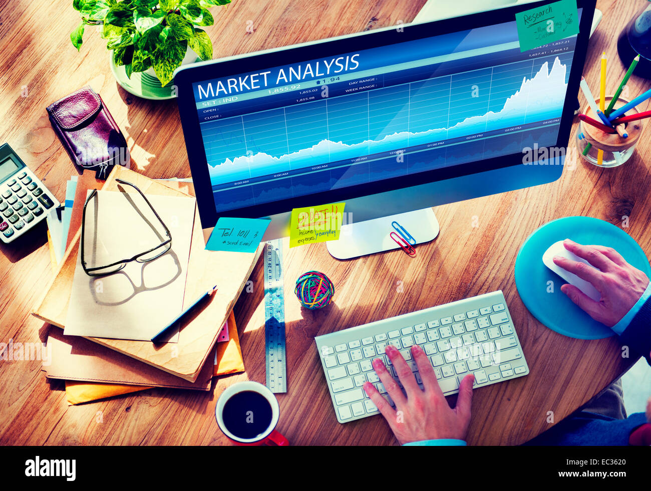 Uomo di analisi il mercato sul computer Foto Stock