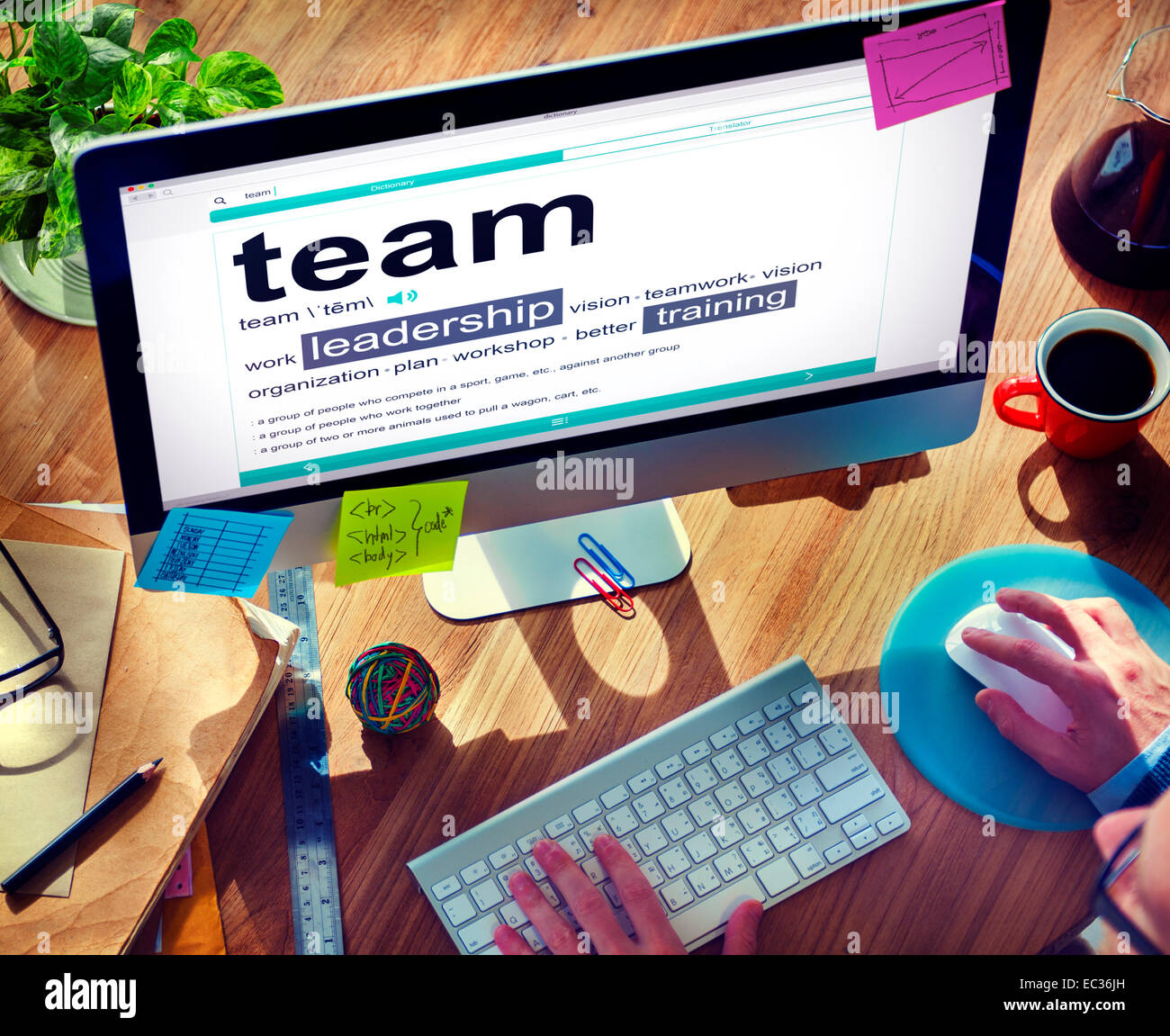 Uomo che legge la definizione del Team sul computer Foto Stock