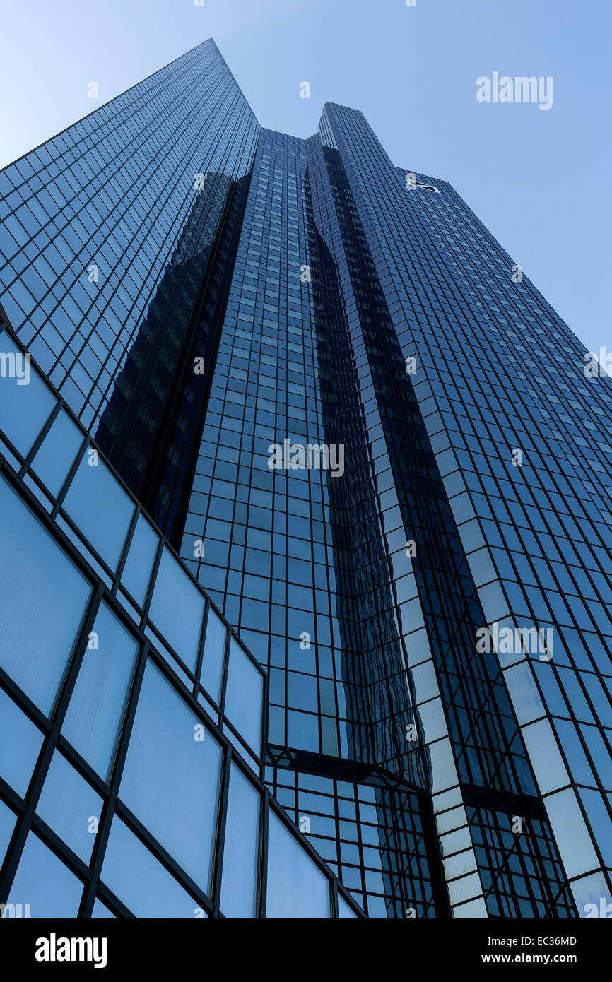 La facciata in vetro della Deutsche Bank, il Quartiere Finanziario, Westend, Frankfurt am Main, Hesse, Germania Foto Stock