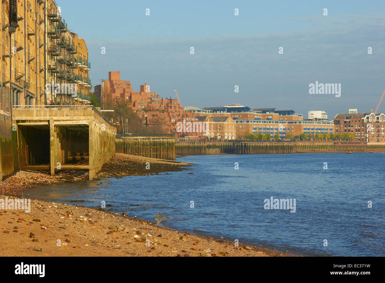 Alcuni appartamenti moderni e altri in ex magazzini linea un ansa del Tamigi est Londra Inghilterra Europa Foto Stock