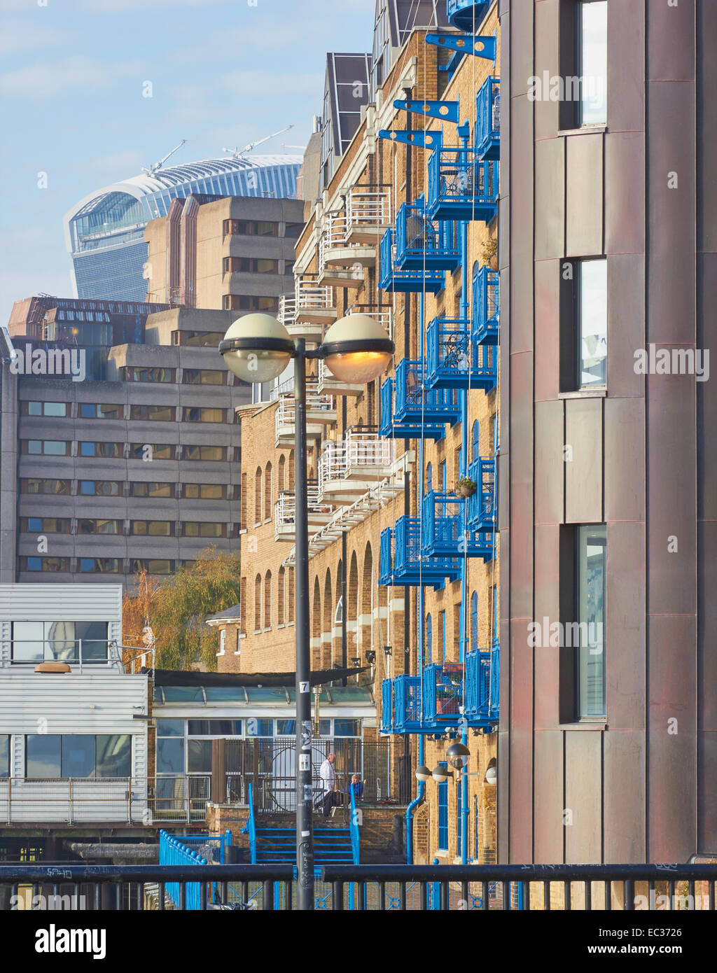 Vari stili di architettura tra cui postmoderna walkie talkie edificio e brutalist anni settanta Tower Hotel Londra Inghilterra Foto Stock