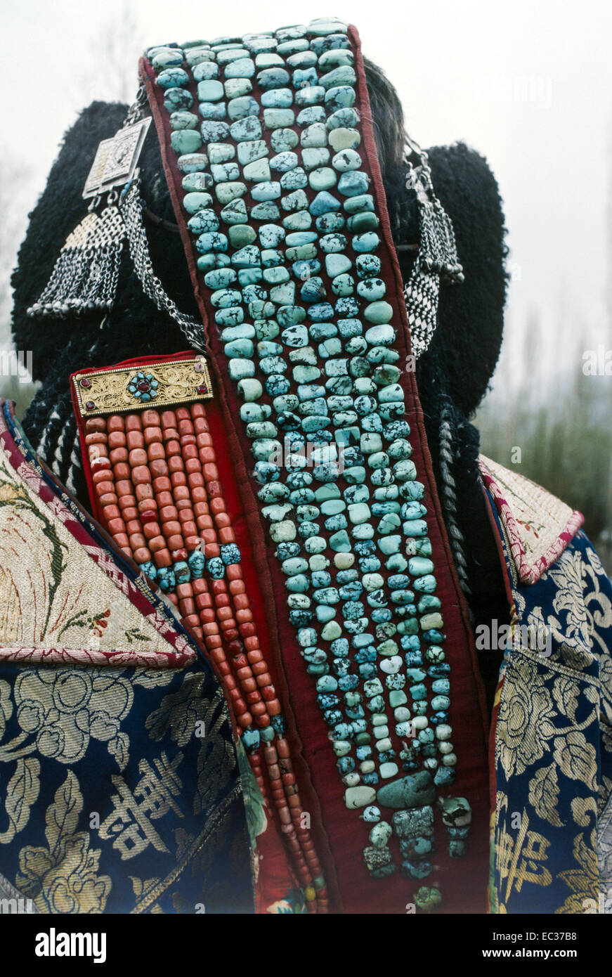 Ladakh donna che indossa il perak black lambswool cobra cofano sagomato corallo turchese pietre decorative di argento jewelery seta abiti del capo Foto Stock