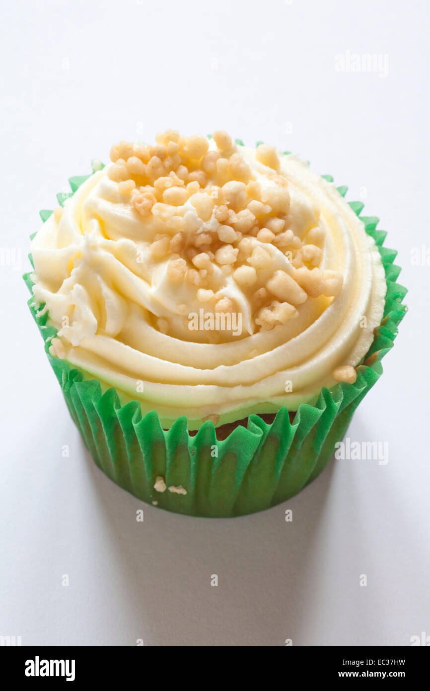 Apple Crumble cupcake isolati su sfondo bianco - decorati a mano la vaniglia tortina riempito con piccante salsa di Apple Foto Stock