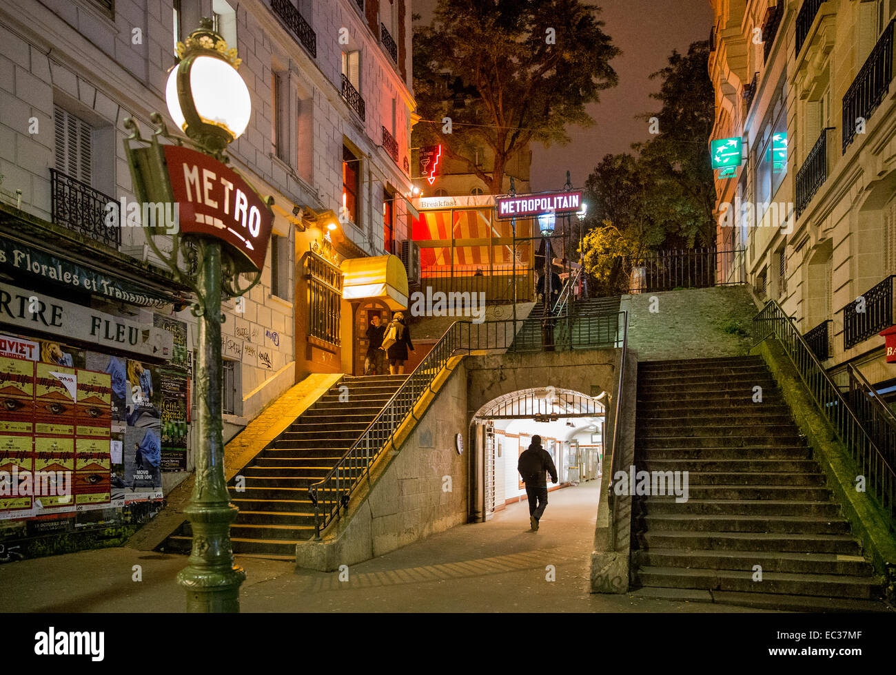 Ingresso metro da Montmartre parigi francia notte Foto Stock