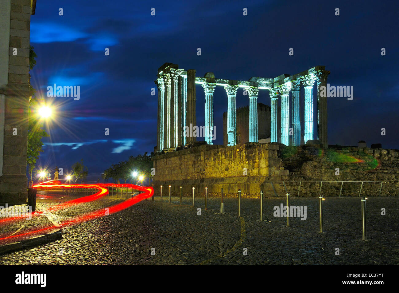 Rovine del tempio romano di Diana al crepuscolo, Evora, Sito Patrimonio Mondiale dell'UNESCO, Alentejo, Portogallo, Europa Foto Stock