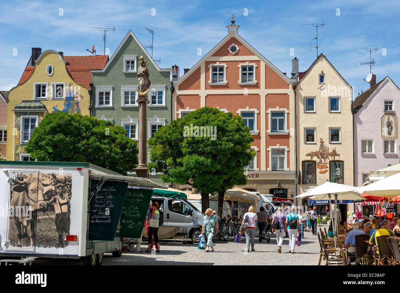Mercato settimanale mercato, colonna mariana, Marienplatz, Weilheim, Alta Baviera, Baviera, Germania Foto Stock