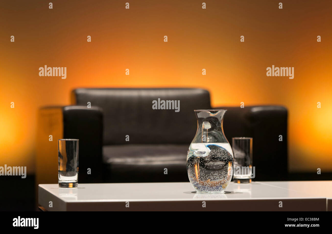 I Bicchieri e la caraffa con acqua, panel di discussione a Monaco di Baviera, Germania Foto Stock