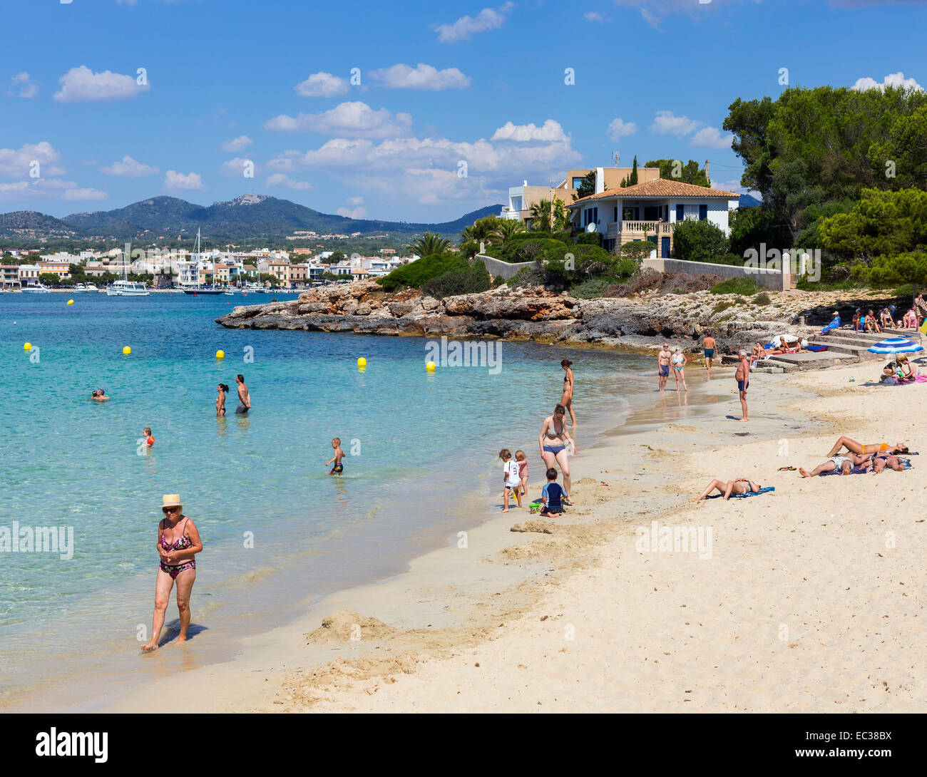 La spiaggia della città di Porto Colom, Maiorca, isole Baleari, Spagna Foto Stock