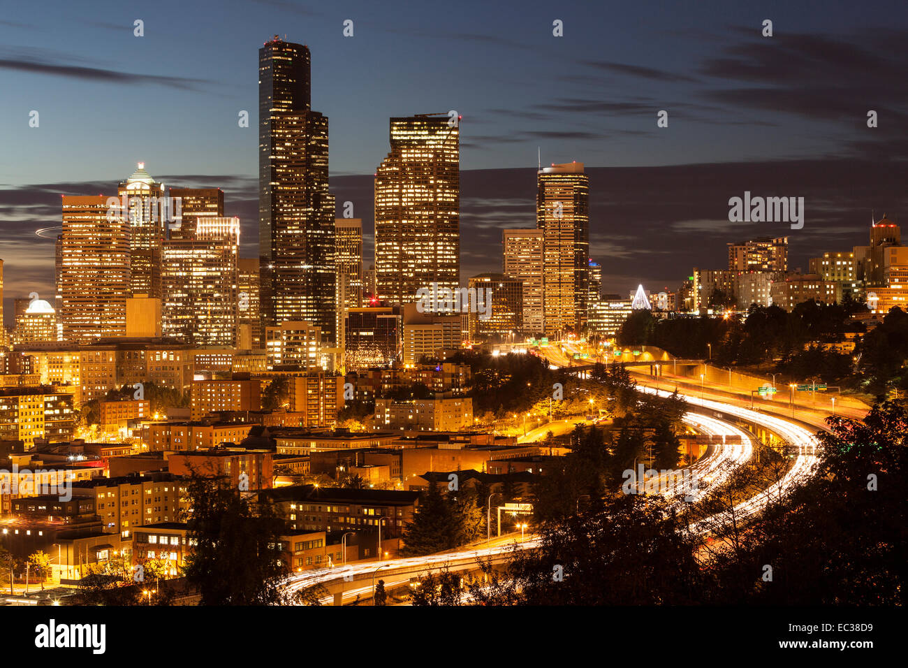 Il centro cittadino di Seattle di notte, Seattle, Washington, Stati Uniti Foto Stock