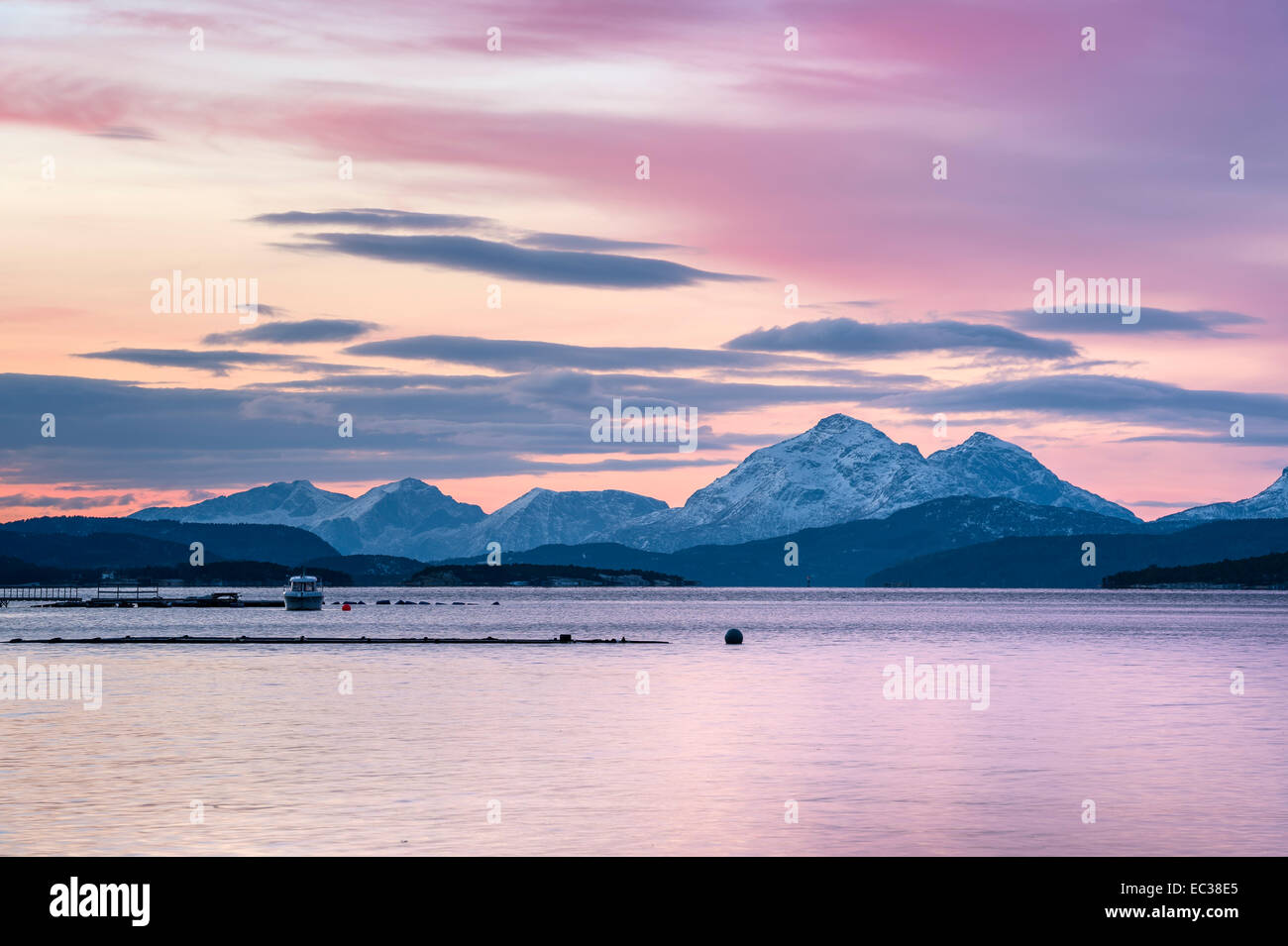 Fiordo invernale al tramonto, Presteidfjord, Vestfjord, Norvegia Foto Stock