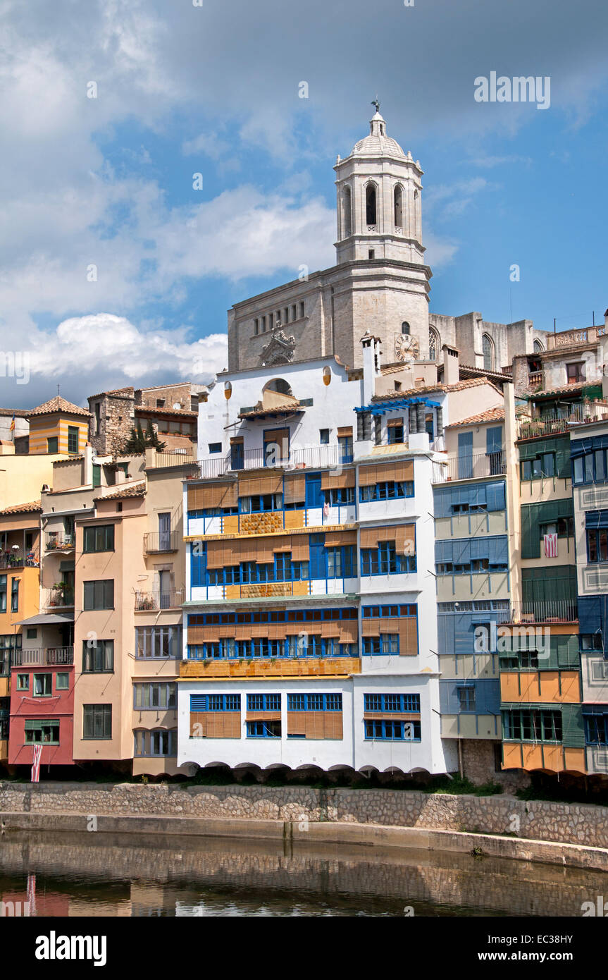 Girona case sospese sopra il fiume Onyar ( Il Duomo ed il campanile di Sant Feliu chiesa ) Girona Catalogna Spagna - Spagnolo Foto Stock