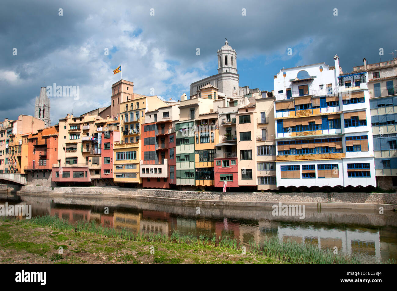 Girona case sospese sopra il fiume Onyar ( Il Duomo ed il campanile di Sant Feliu chiesa ) Girona Catalogna Spagna - Spagnolo Foto Stock