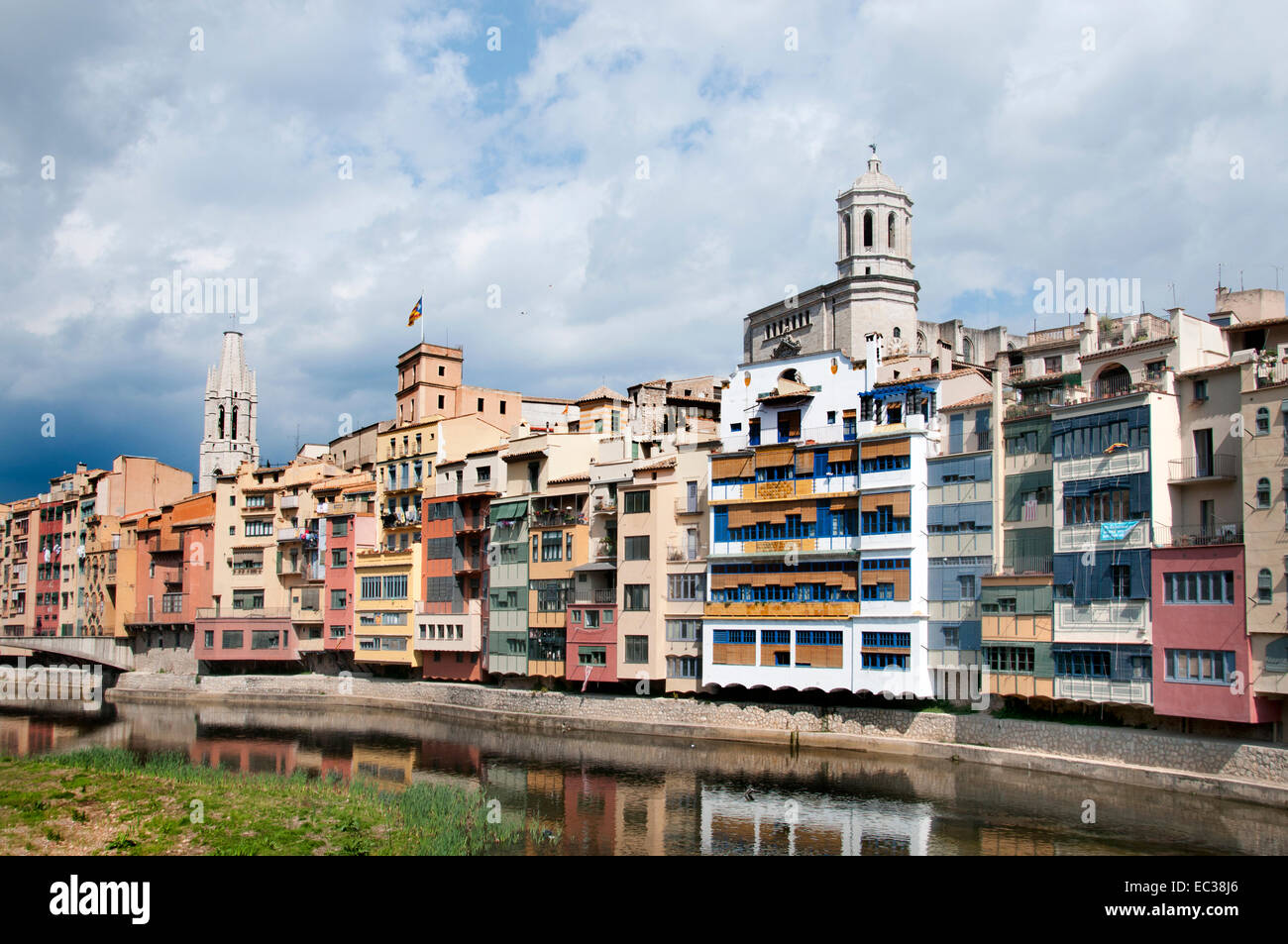 Girona case sospese sopra il fiume Onyar ( Il Duomo ed il campanile di Sant Feliu chiesa ) Girona Catalogna Spagna - Spagnolo Foto Stock