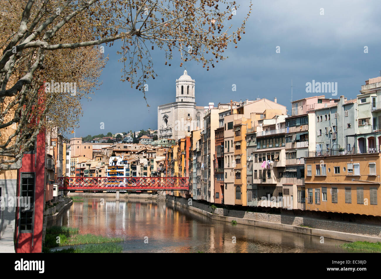 Girona case sospese sopra il fiume Onyar ( Il Duomo ed il campanile di Sant Feliu chiesa ) Girona Catalogna Spagna - Spagnolo Foto Stock