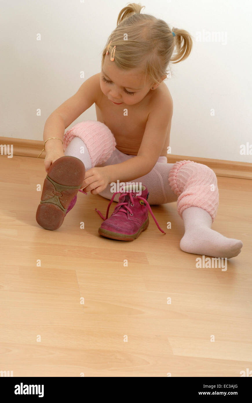 Bambino con abiti di collant le sue scarpe Foto stock - Alamy