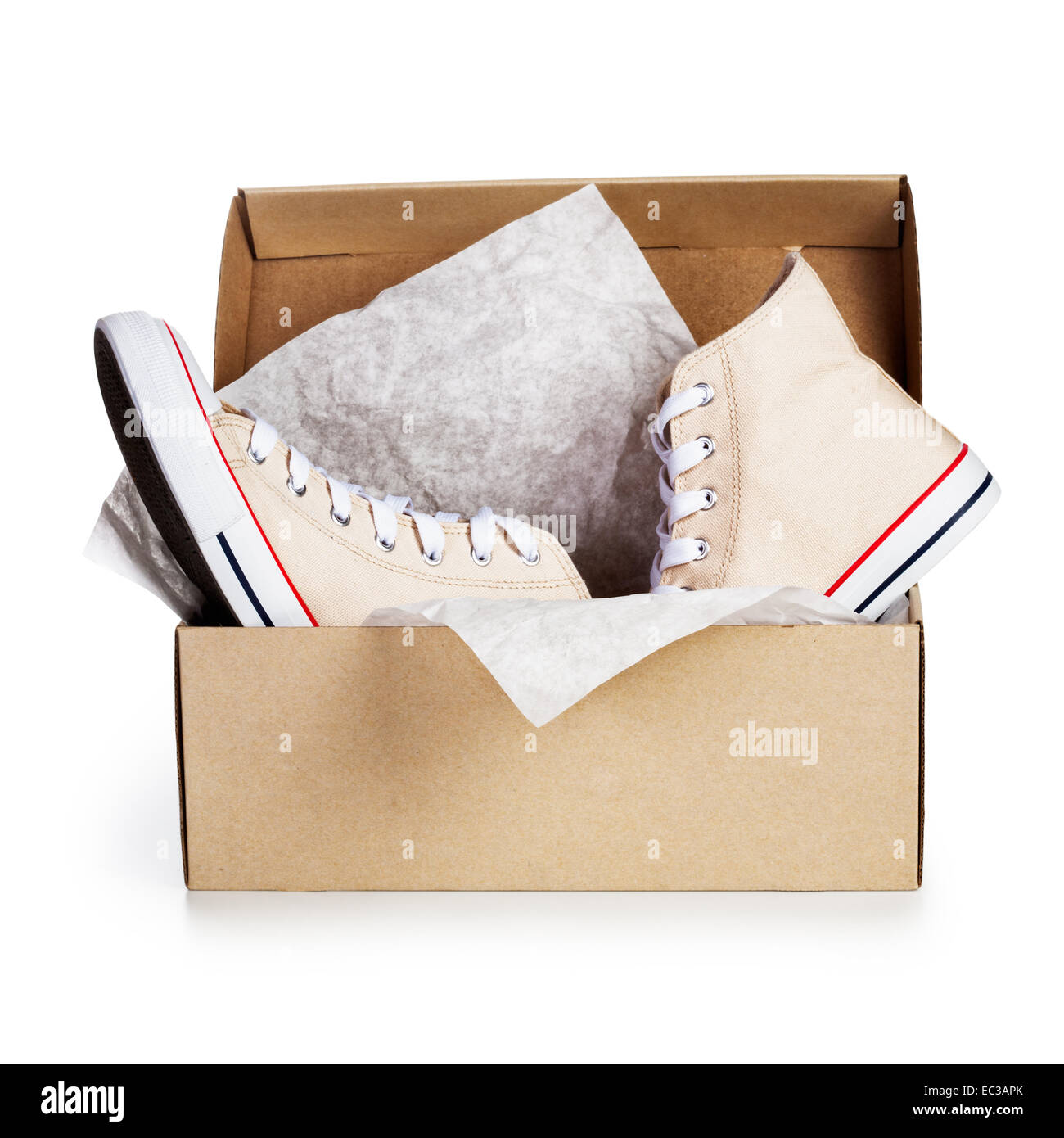 Scatola di scarpe con un paio di nuove sneakers isolati su sfondo bianco. Oggetto con un tracciato di ritaglio Foto Stock