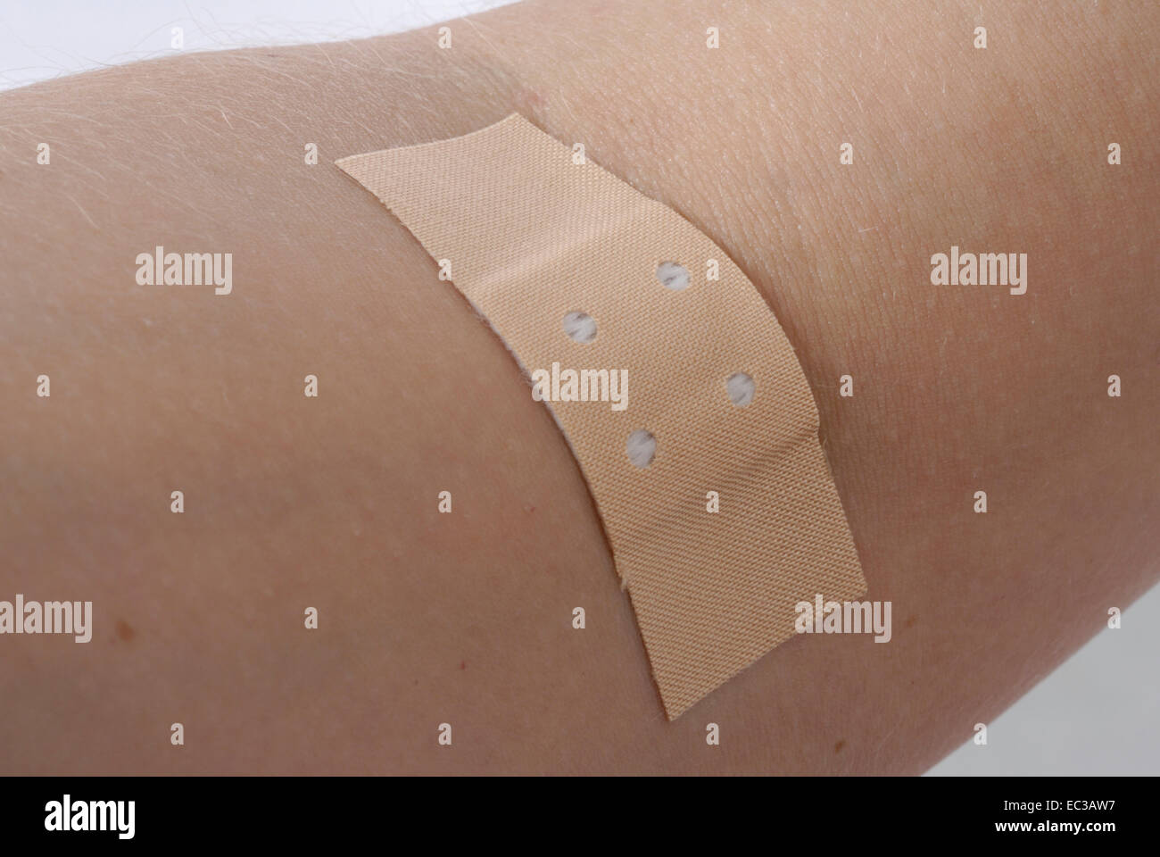 Band-Aid nella piegatura del braccio Foto Stock