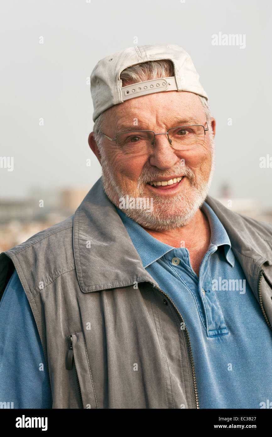 Ritratto di sorridendo felice uomo senior all'esterno guardando la telecamera Foto Stock