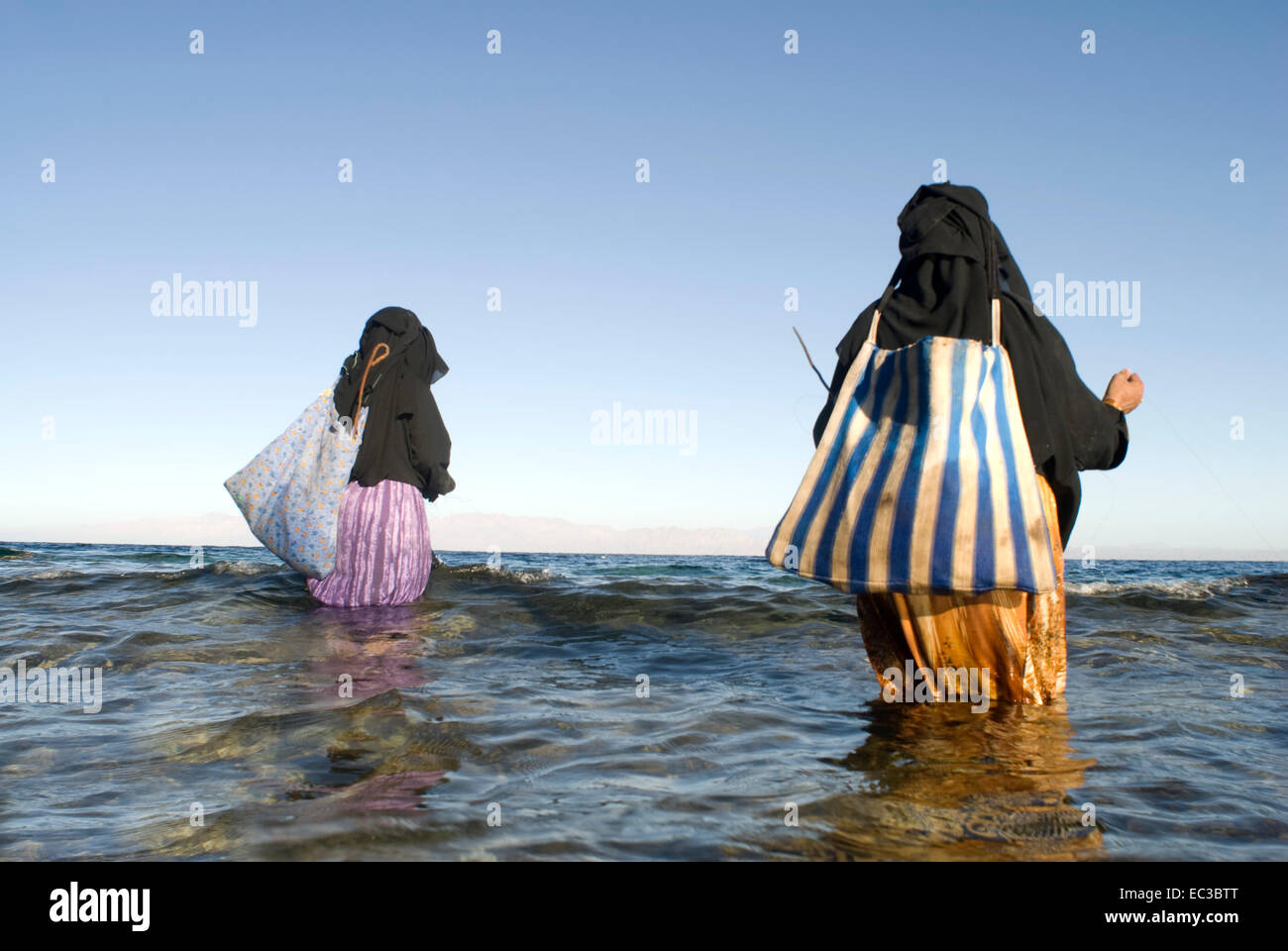 Egitto Le donne la pesca nel Mare Rosso, Il Sinai, Egitto, Golfo di Aqaba Foto Stock